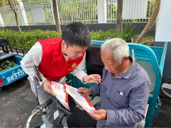 600安徽亳州利辛：清明时节“警”相随 反邪宣传护平安图片1_副本.jpg